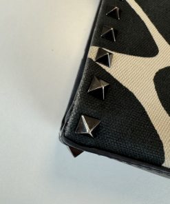 Borsa a Tracolla Valentino Garavani Rockstud in Tessuto Effetto Giraffa Bianco e Nero - immagine 10