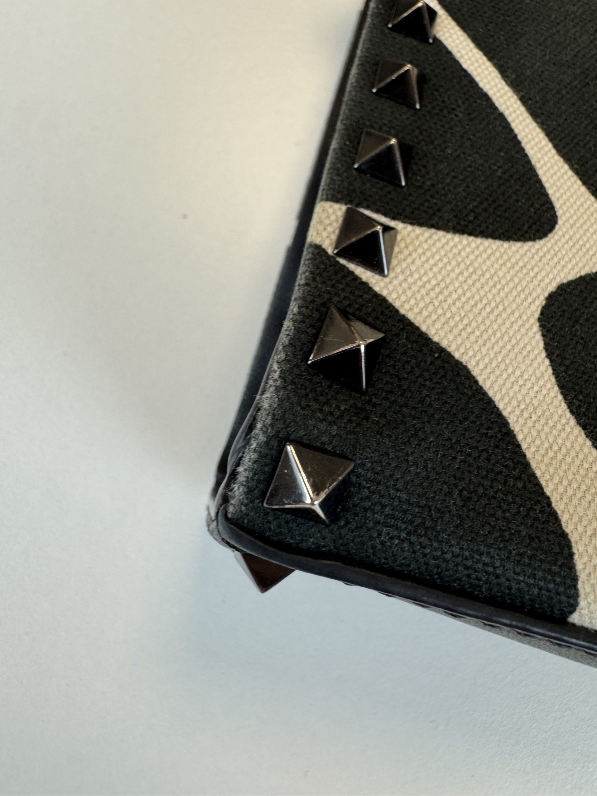 Borsa a Tracolla Valentino Garavani Rockstud in Tessuto Effetto Giraffa Bianco e Nero - immagine 10