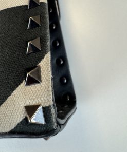 Borsa a Tracolla Valentino Garavani Rockstud in Tessuto Effetto Giraffa Bianco e Nero - immagine 11