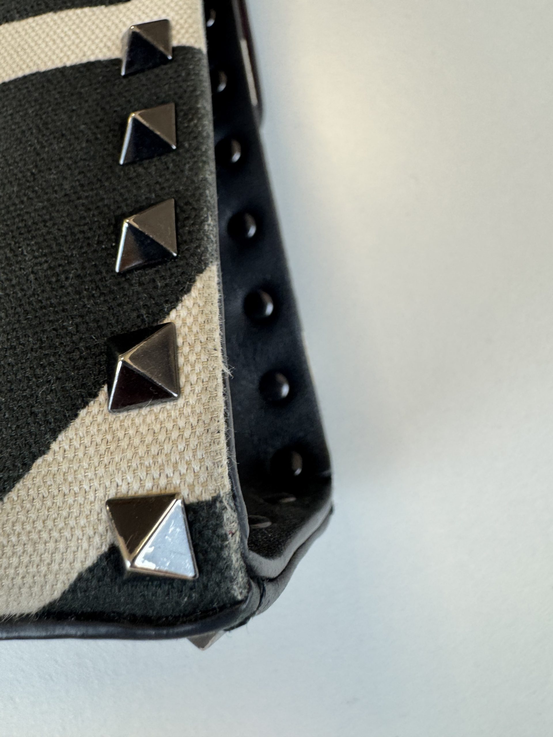 Borsa a Tracolla Valentino Garavani Rockstud in Tessuto Effetto Giraffa Bianco e Nero - immagine 11