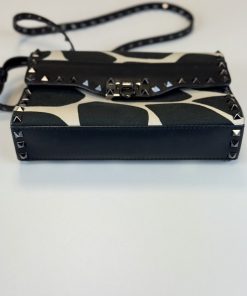Borsa a Tracolla Valentino Garavani Rockstud in Tessuto Effetto Giraffa Bianco e Nero - immagine 12