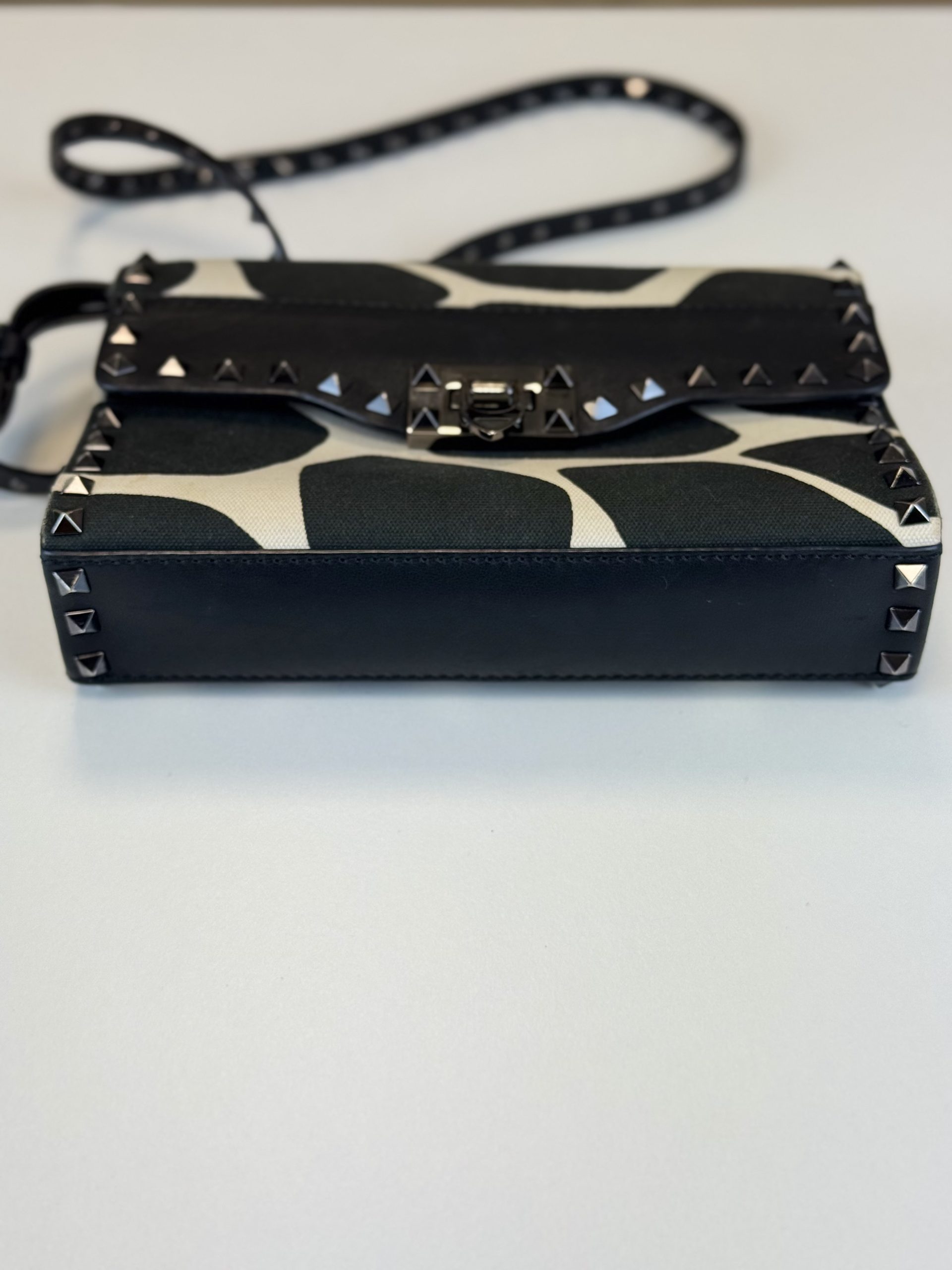 Borsa a Tracolla Valentino Garavani Rockstud in Tessuto Effetto Giraffa Bianco e Nero - immagine 12