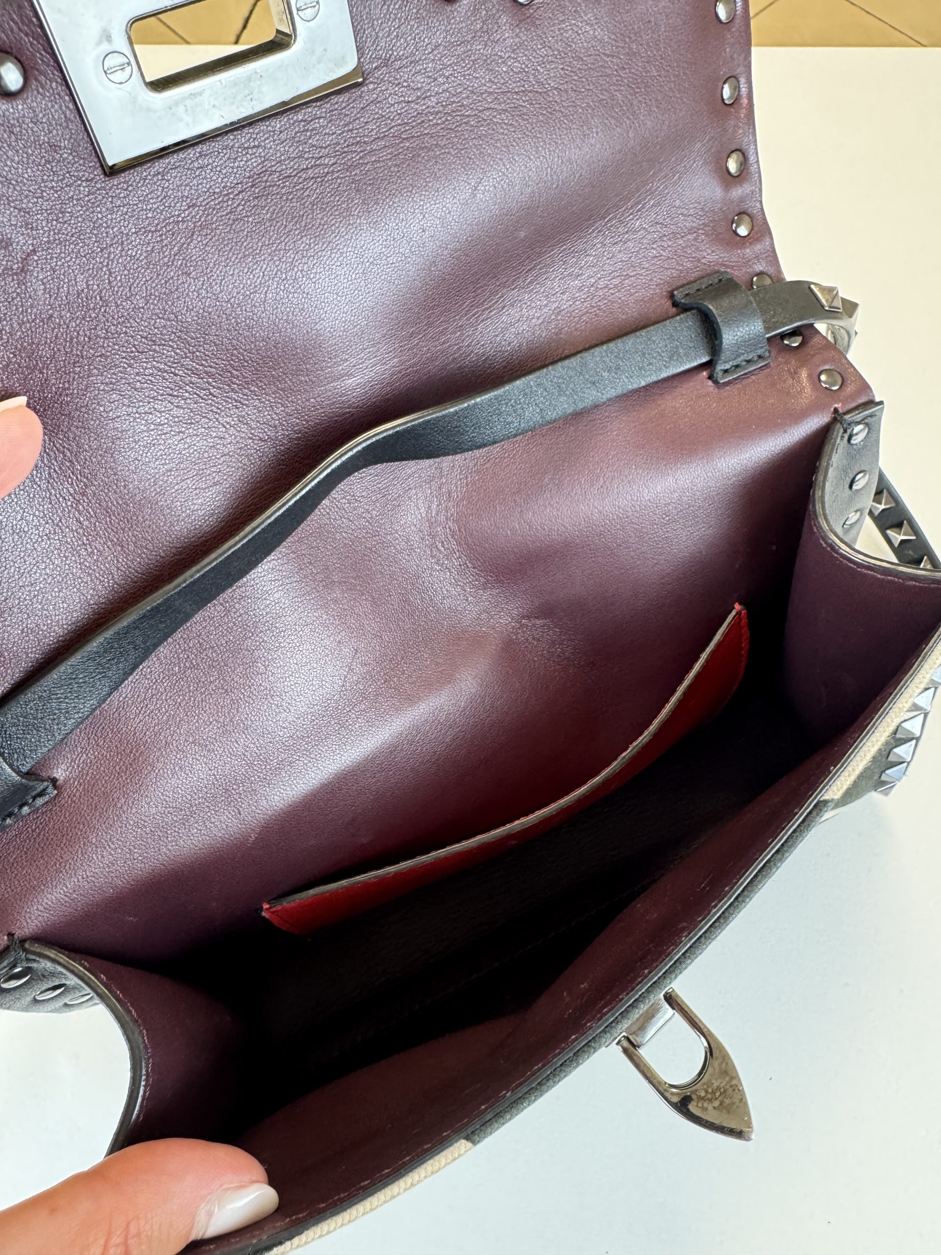 Borsa a Tracolla Valentino Garavani Rockstud in Tessuto Effetto Giraffa Bianco e Nero - immagine 13