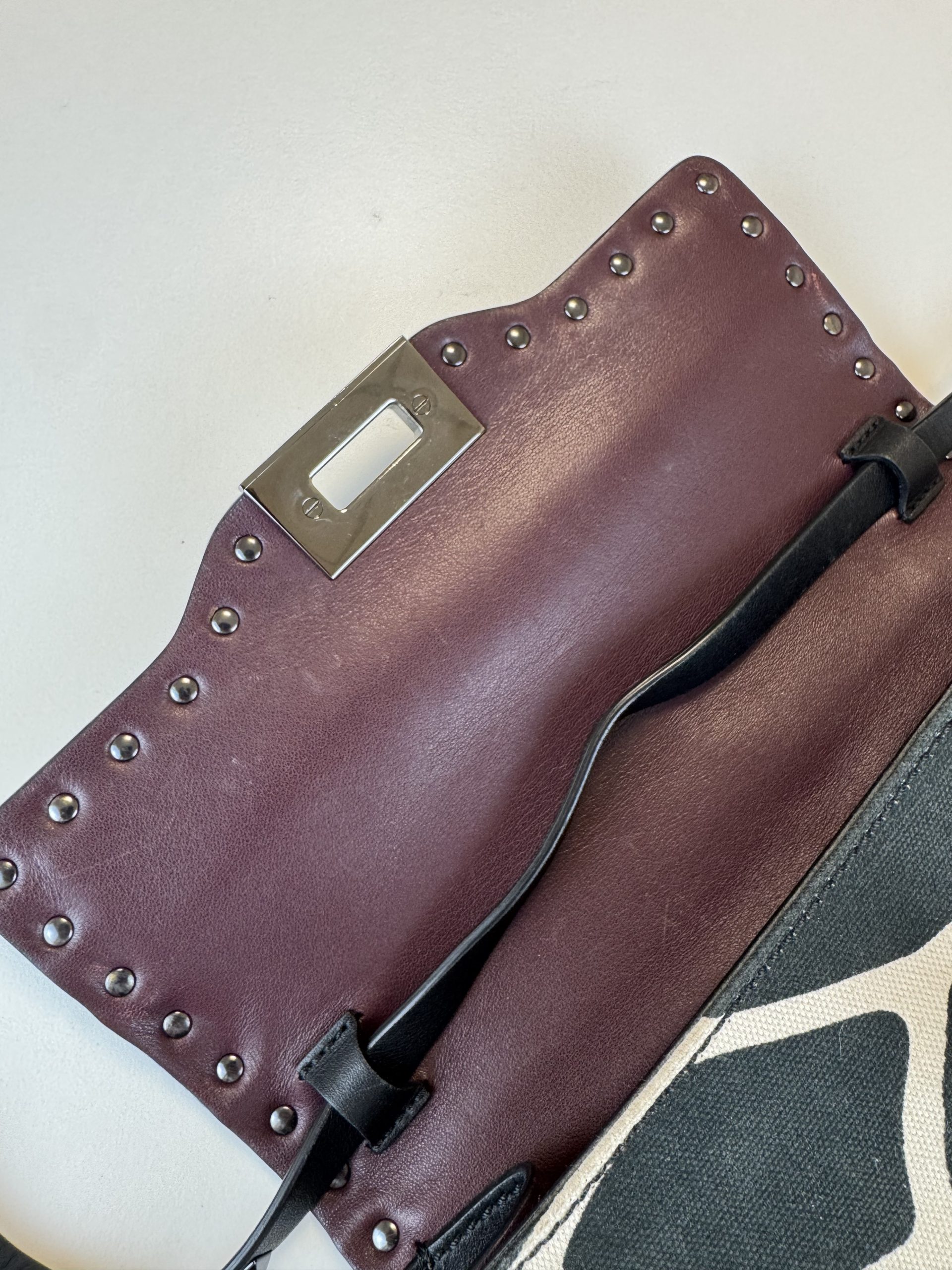 Borsa a Tracolla Valentino Garavani Rockstud in Tessuto Effetto Giraffa Bianco e Nero - immagine 14