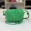 Borsa Bottega Veneta Mini Loop Camera Bag in Pelle Verde Intrecciata