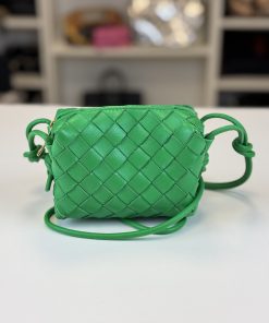 Borsa Bottega Veneta Mini Loop Camera Bag in Pelle Verde Intrecciata