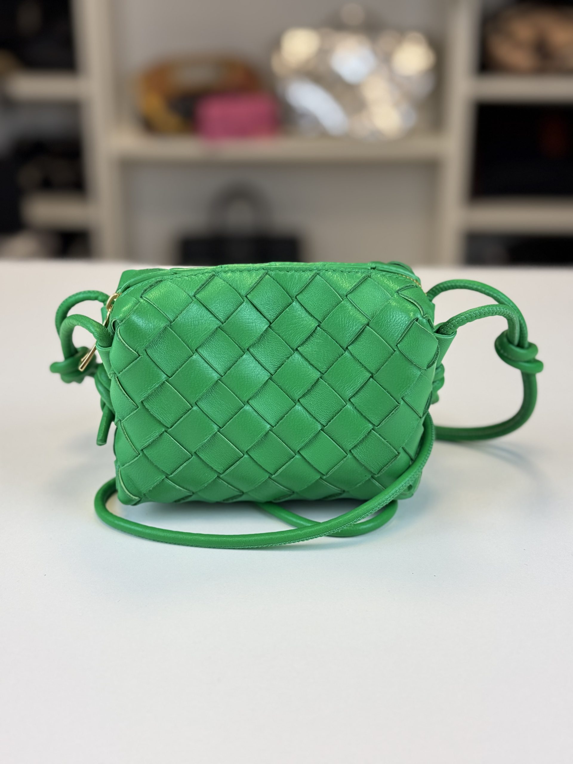 Borsa Bottega Veneta Mini Loop Camera Bag in Pelle Verde Intrecciata