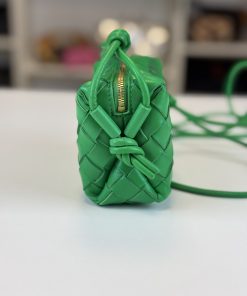 Borsa Bottega Veneta Mini Loop Camera Bag in Pelle Verde Intrecciata - immagine 4