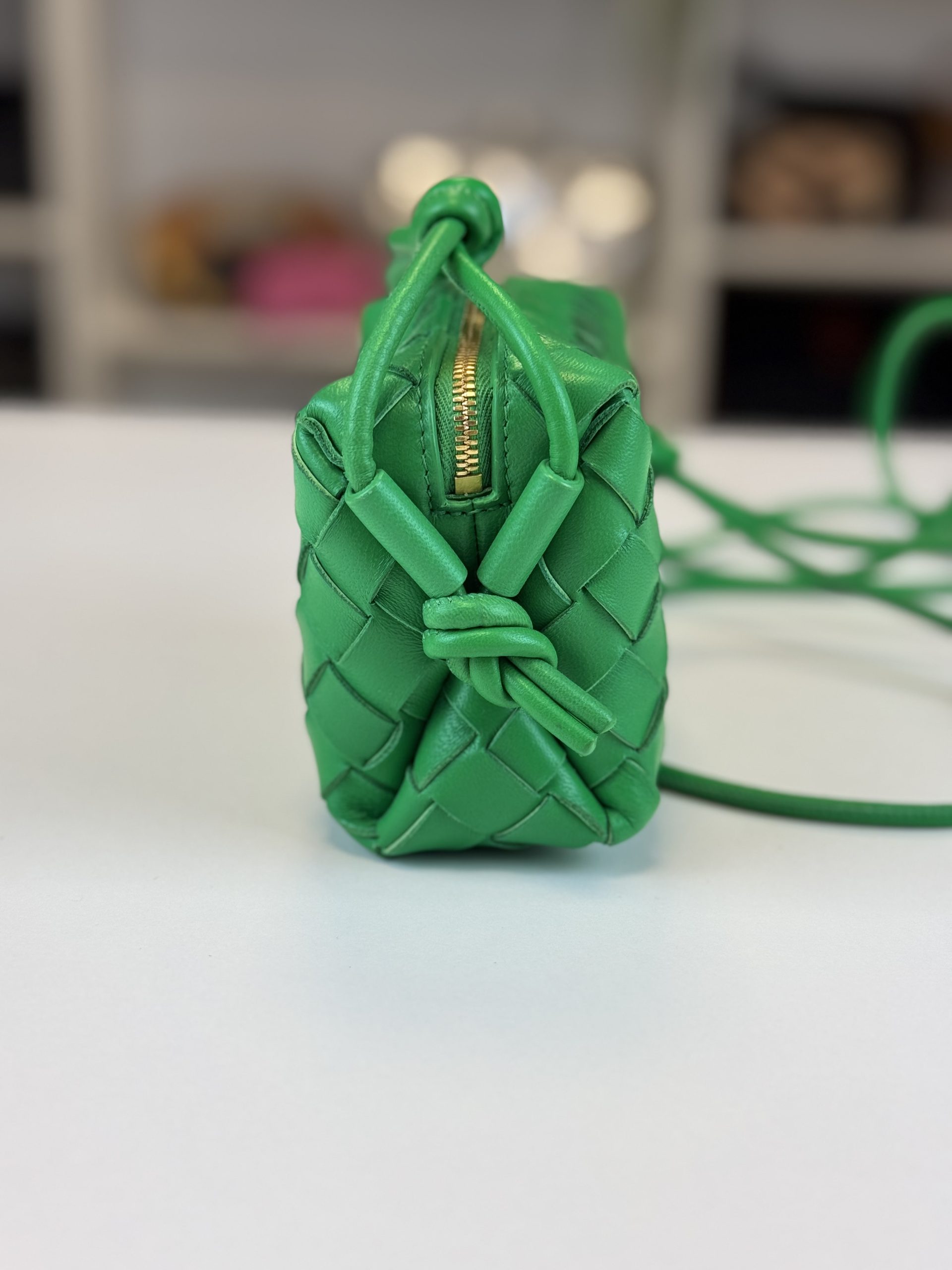 Borsa Bottega Veneta Mini Loop Camera Bag in Pelle Verde Intrecciata - immagine 4