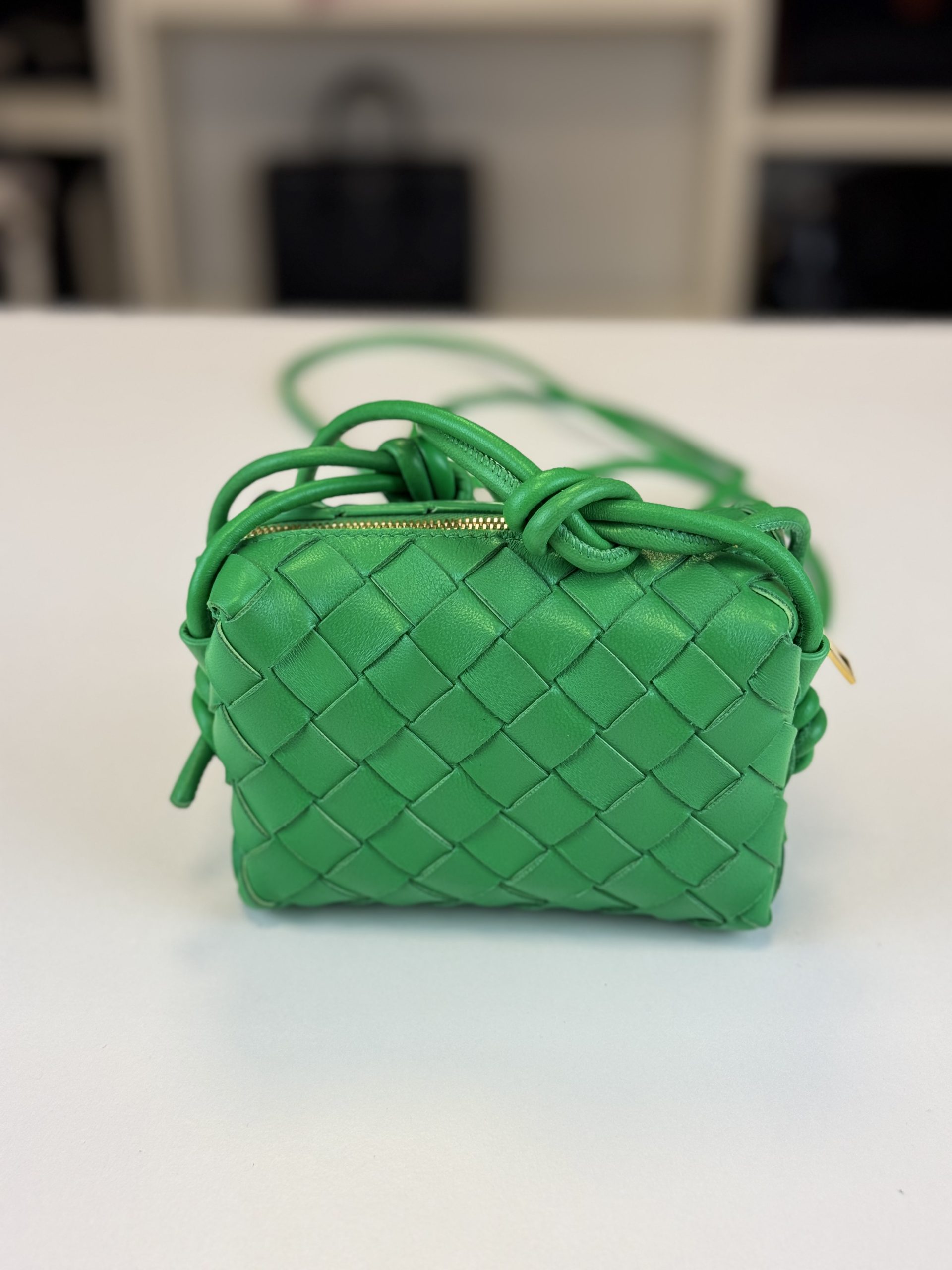 Borsa Bottega Veneta Mini Loop Camera Bag in Pelle Verde Intrecciata - immagine 5