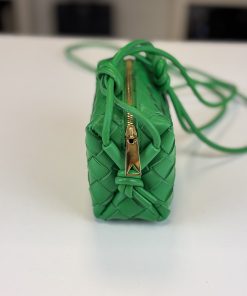 Borsa Bottega Veneta Mini Loop Camera Bag in Pelle Verde Intrecciata - immagine 6