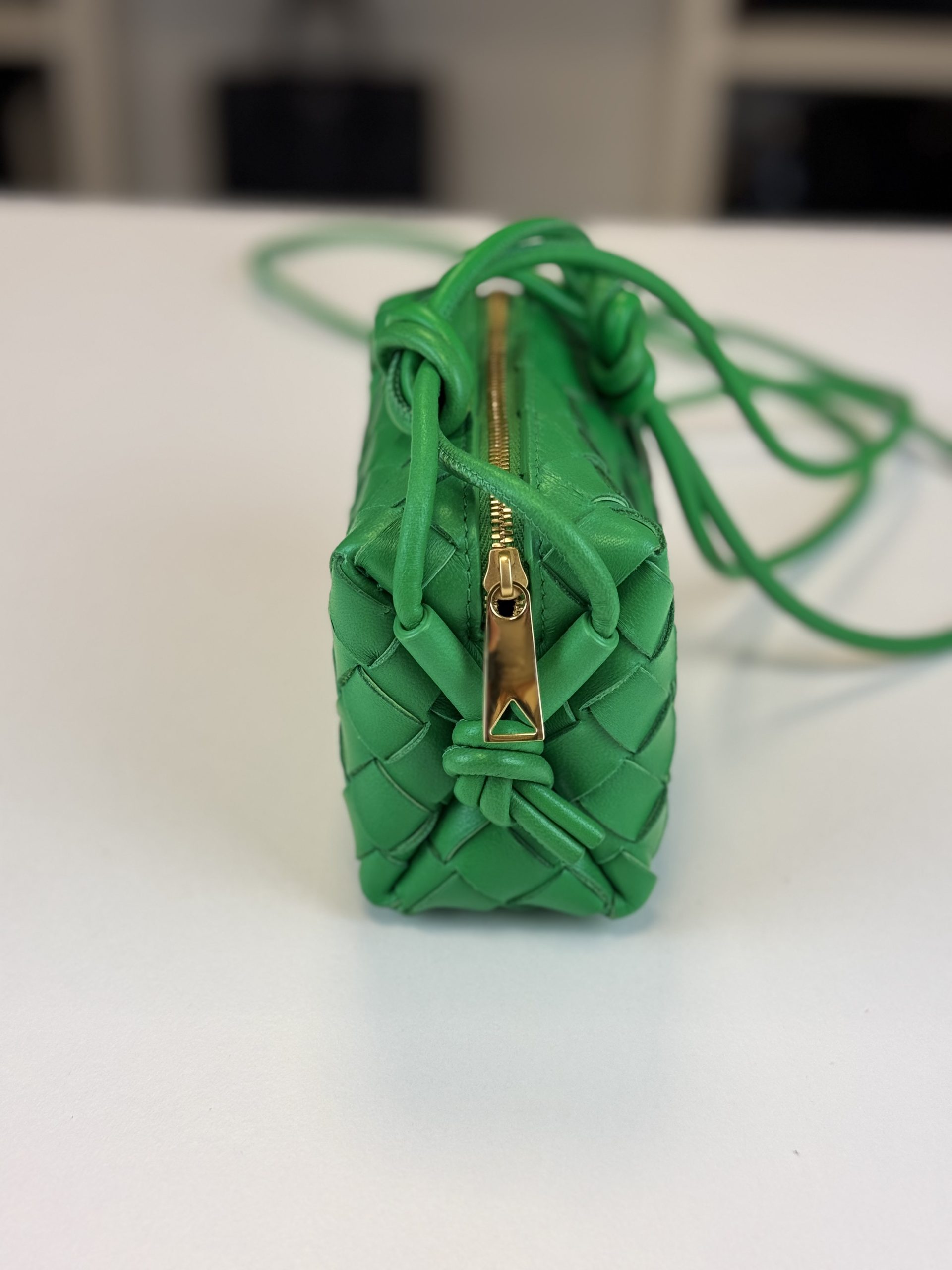 Borsa Bottega Veneta Mini Loop Camera Bag in Pelle Verde Intrecciata - immagine 6