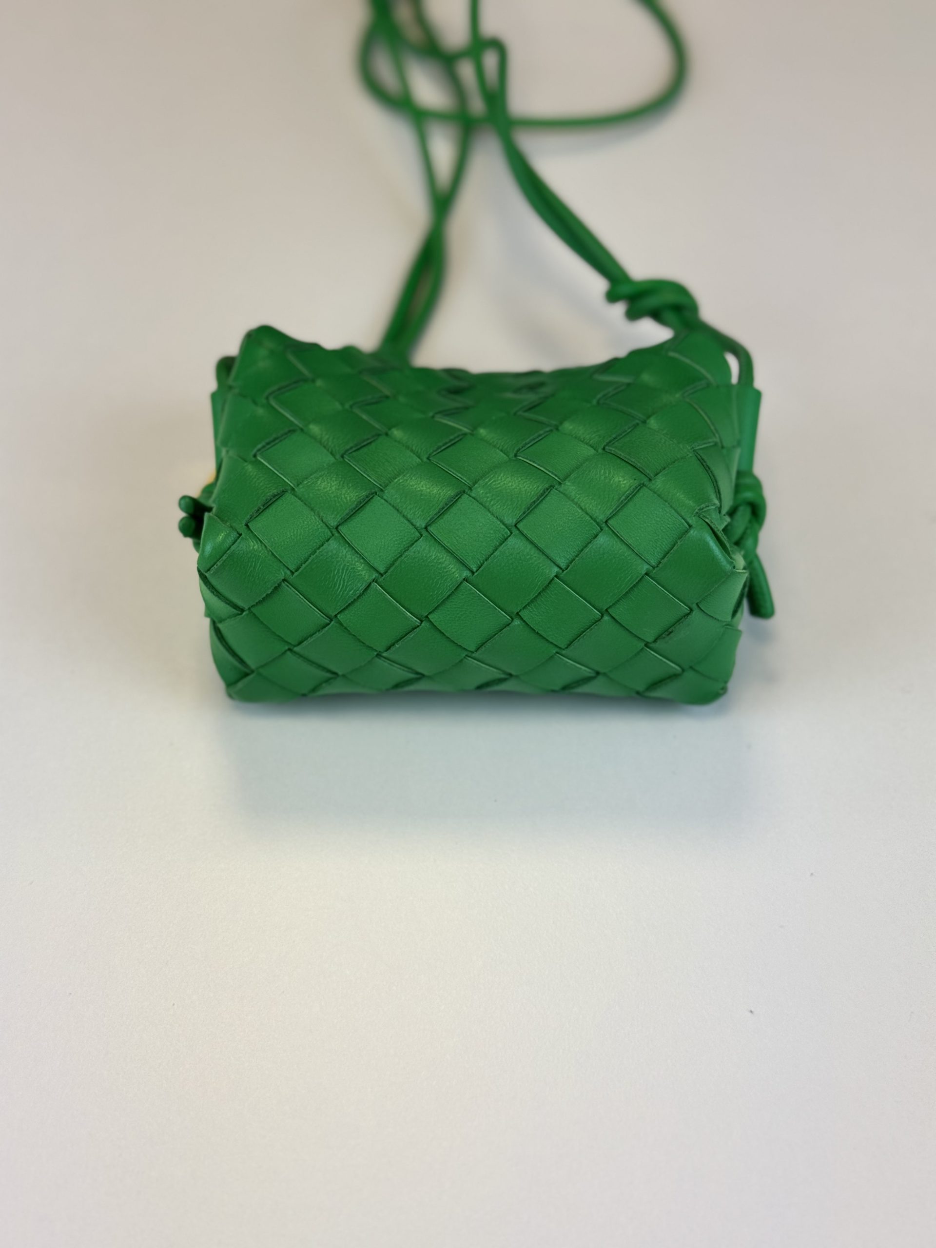 Borsa Bottega Veneta Mini Loop Camera Bag in Pelle Verde Intrecciata - immagine 7