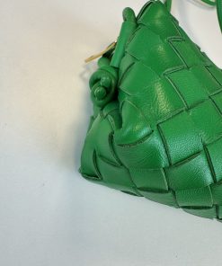 Borsa Bottega Veneta Mini Loop Camera Bag in Pelle Verde Intrecciata - immagine 8
