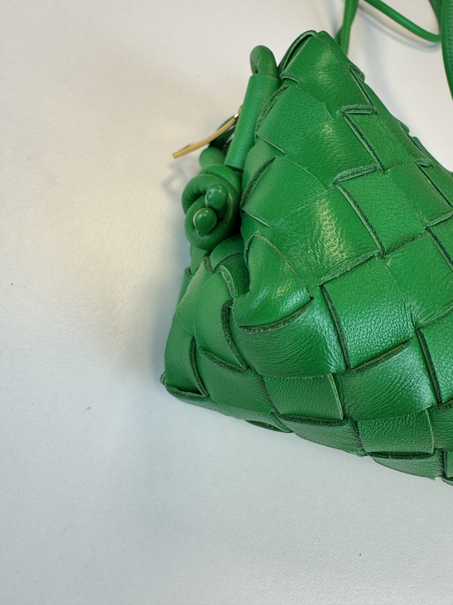 Borsa Bottega Veneta Mini Loop Camera Bag in Pelle Verde Intrecciata - immagine 8