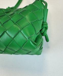 Borsa Bottega Veneta Mini Loop Camera Bag in Pelle Verde Intrecciata - immagine 9