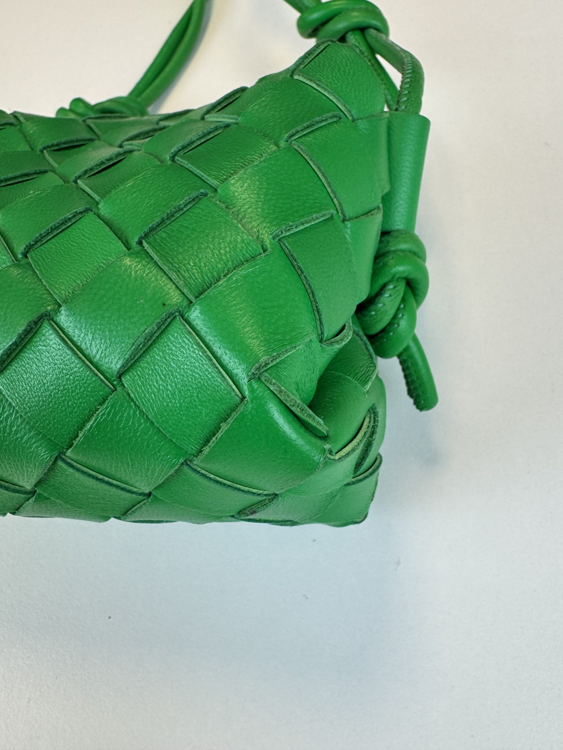 Borsa Bottega Veneta Mini Loop Camera Bag in Pelle Verde Intrecciata - immagine 9
