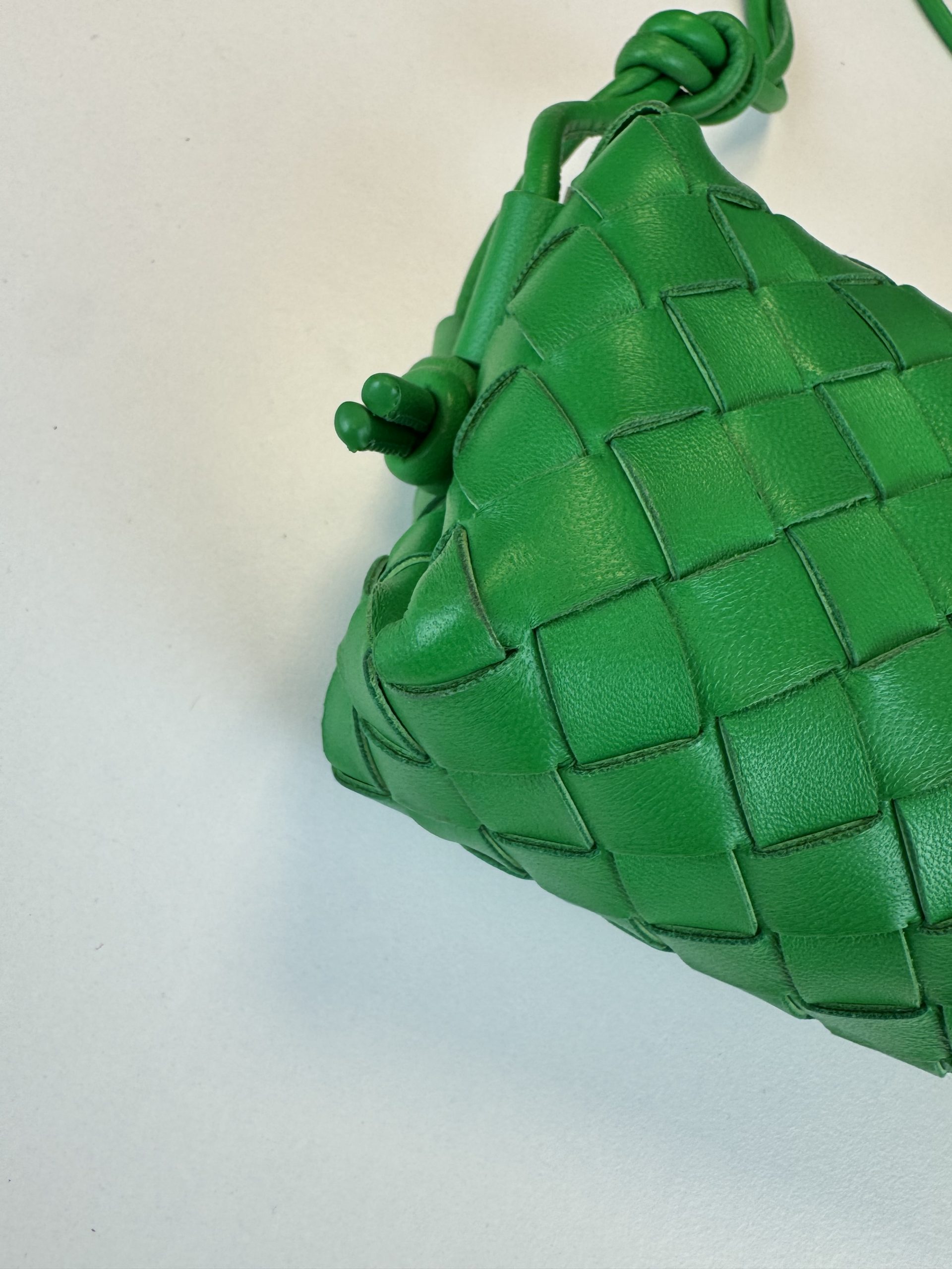 Borsa Bottega Veneta Mini Loop Camera Bag in Pelle Verde Intrecciata - immagine 10
