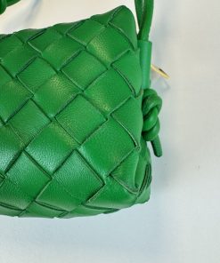 Borsa Bottega Veneta Mini Loop Camera Bag in Pelle Verde Intrecciata - immagine 11