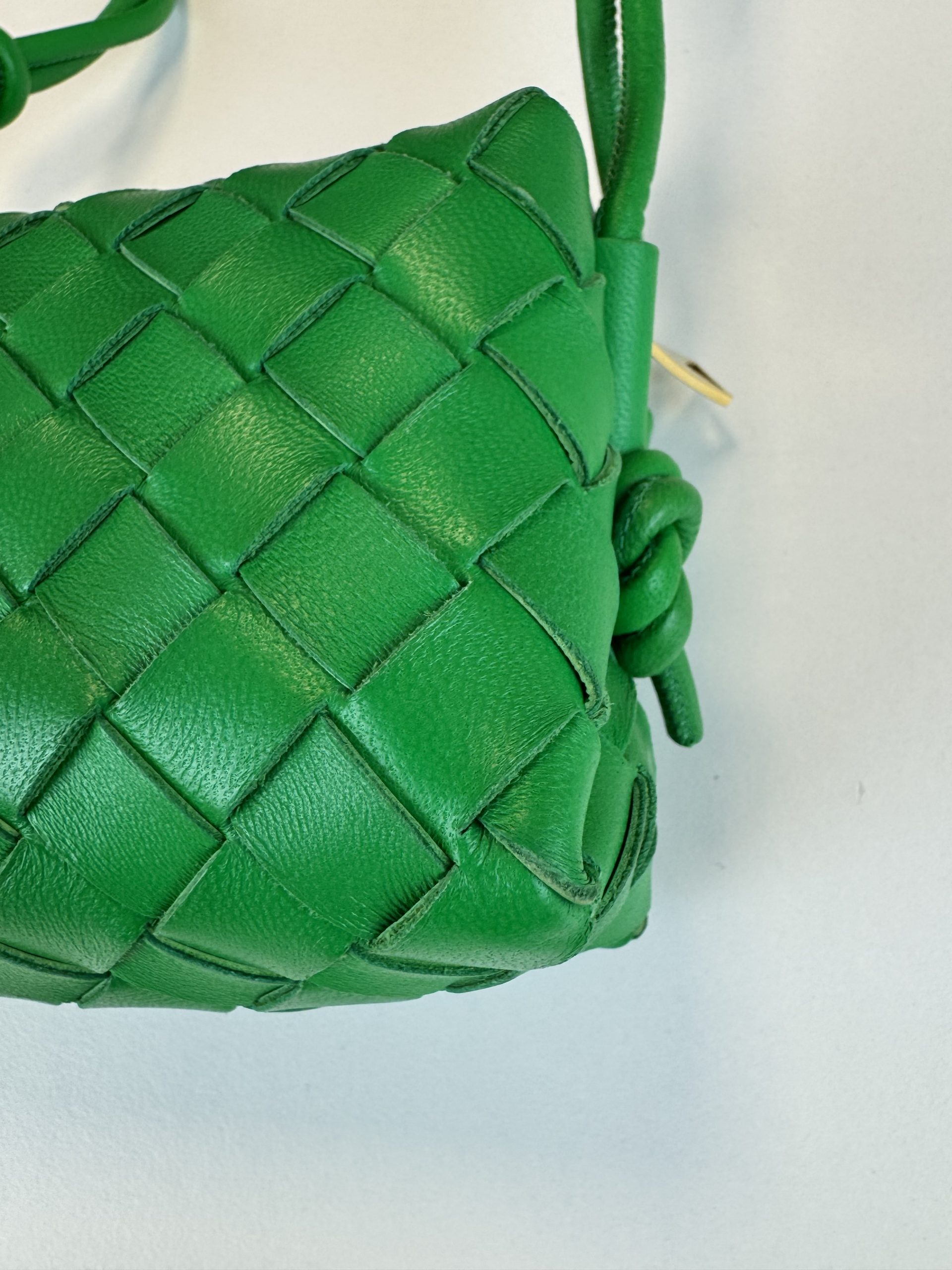 Borsa Bottega Veneta Mini Loop Camera Bag in Pelle Verde Intrecciata - immagine 11