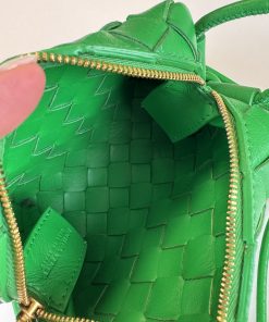 Borsa Bottega Veneta Mini Loop Camera Bag in Pelle Verde Intrecciata - immagine 12