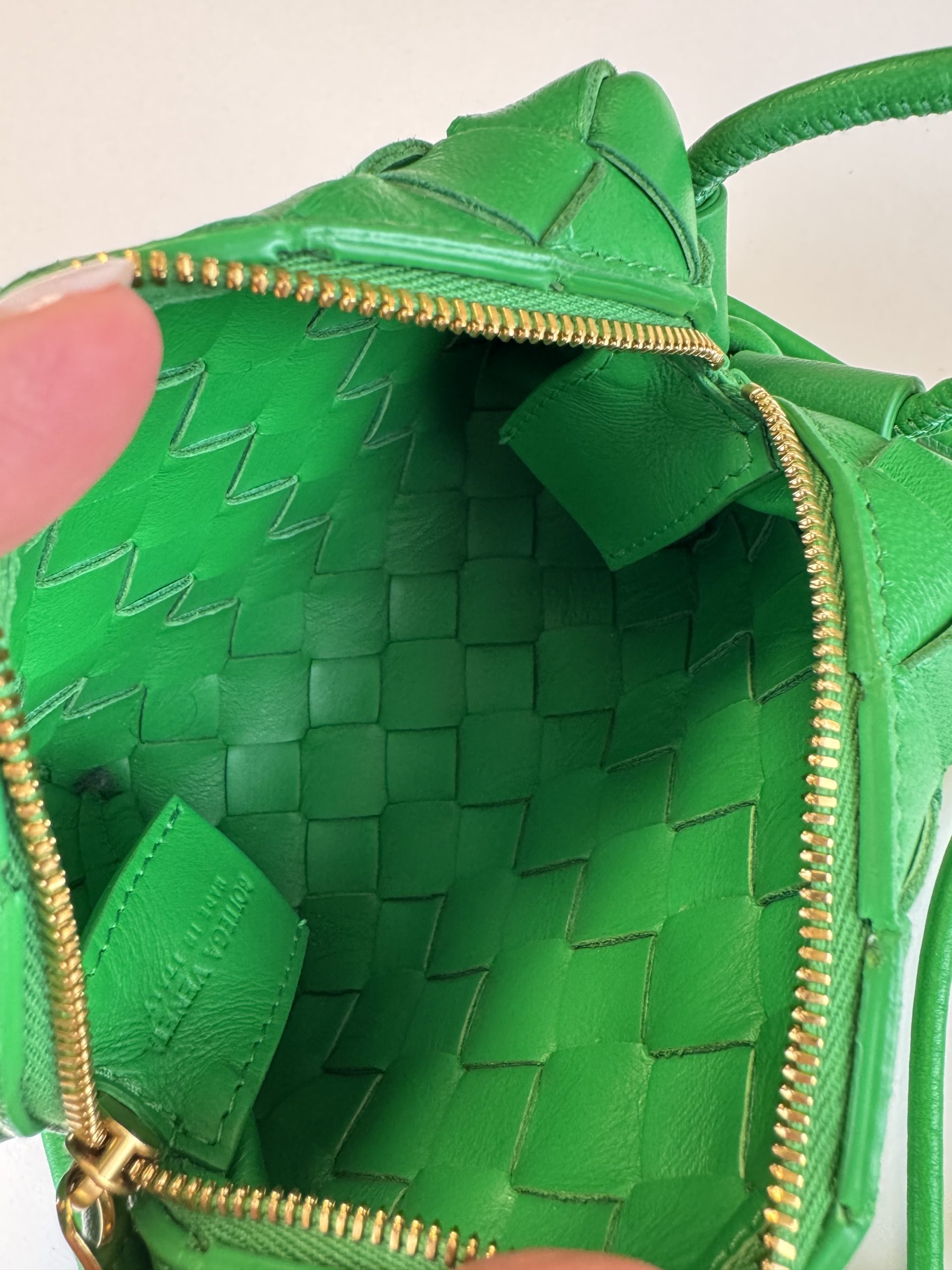 Borsa Bottega Veneta Mini Loop Camera Bag in Pelle Verde Intrecciata - immagine 12