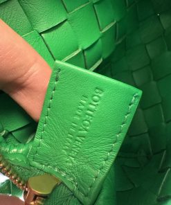 Borsa Bottega Veneta Mini Loop Camera Bag in Pelle Verde Intrecciata - immagine 13