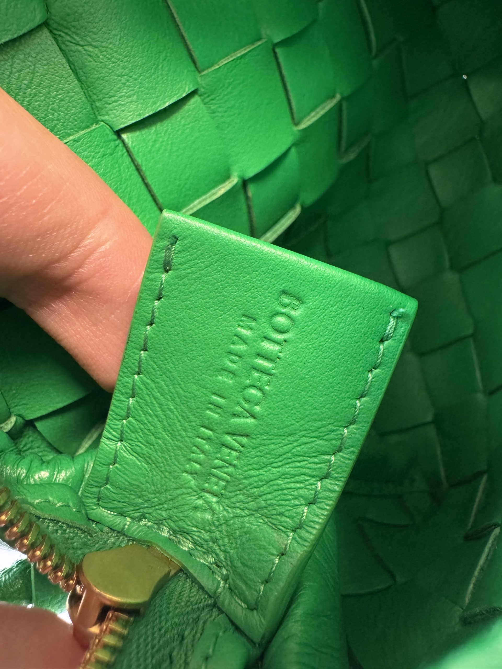 Borsa Bottega Veneta Mini Loop Camera Bag in Pelle Verde Intrecciata - immagine 13