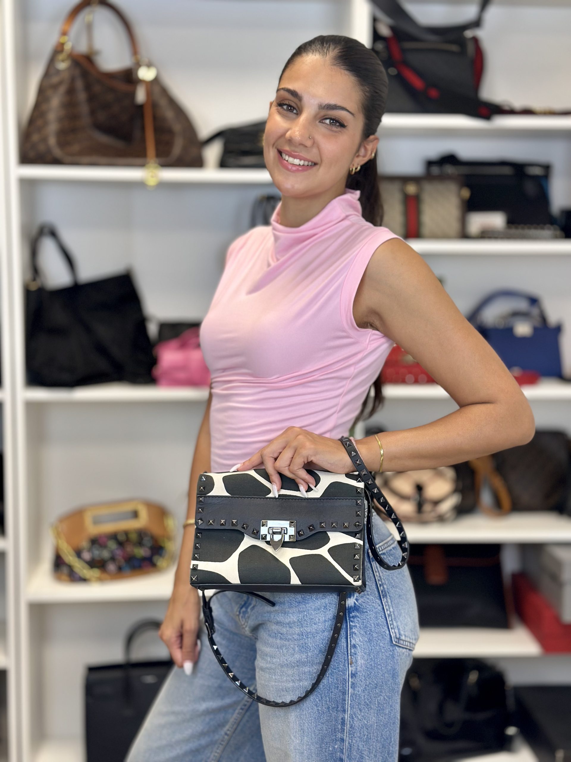 Borsa a Tracolla Valentino Garavani Rockstud in Tessuto Effetto Giraffa Bianco e Nero - immagine 2