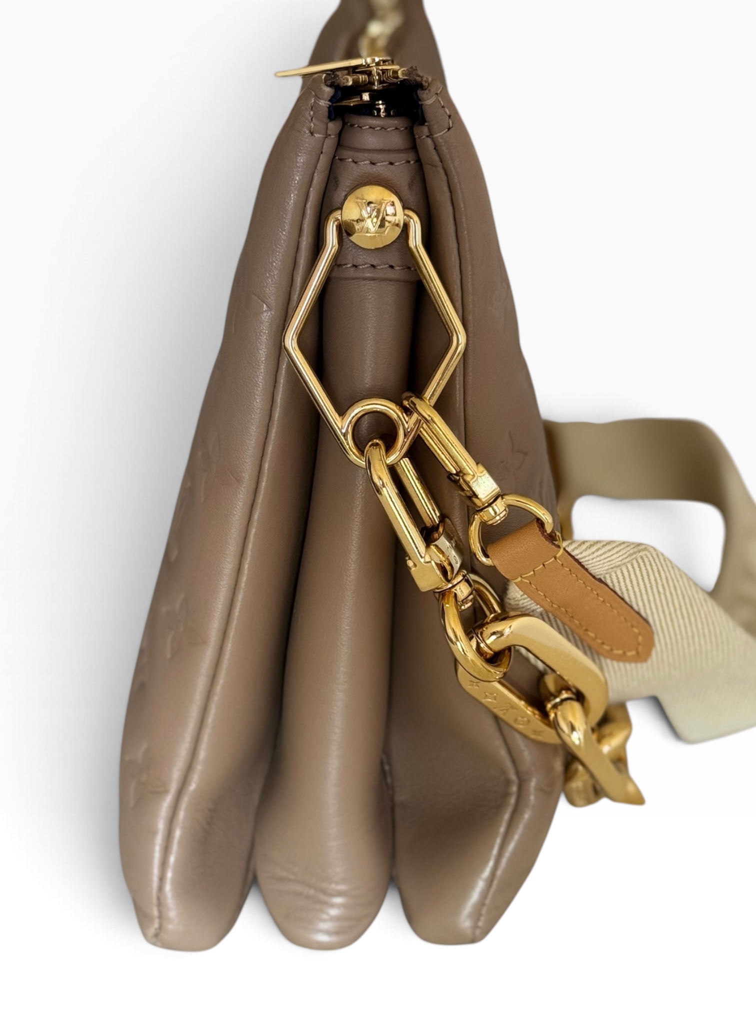 Borsa Coussin Louis Vuitton in Pelle Tortora - immagine 14