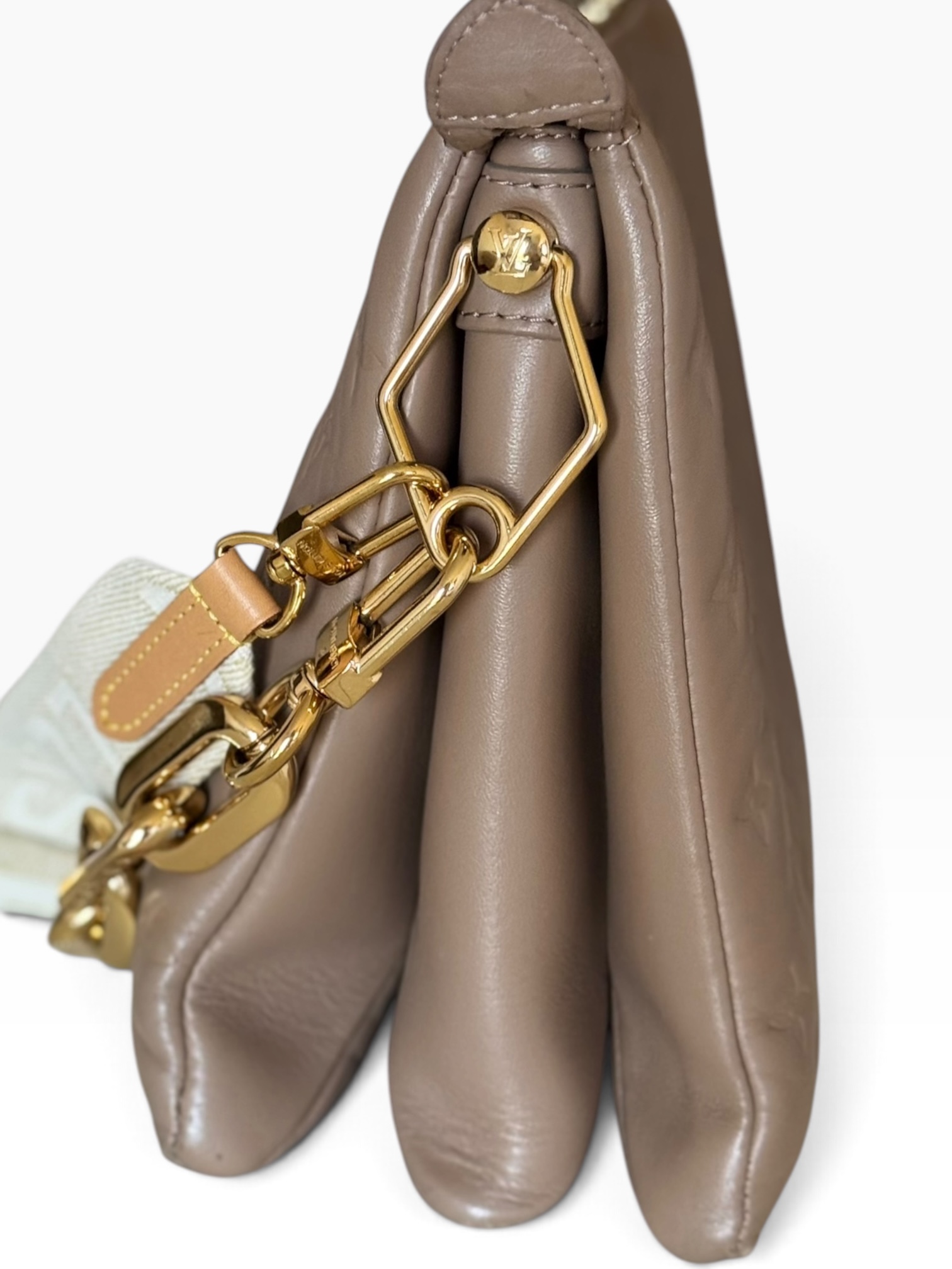 Borsa Coussin Louis Vuitton in Pelle Tortora - immagine 13
