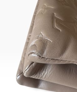 Borsa Coussin Louis Vuitton in Pelle Tortora - immagine 10