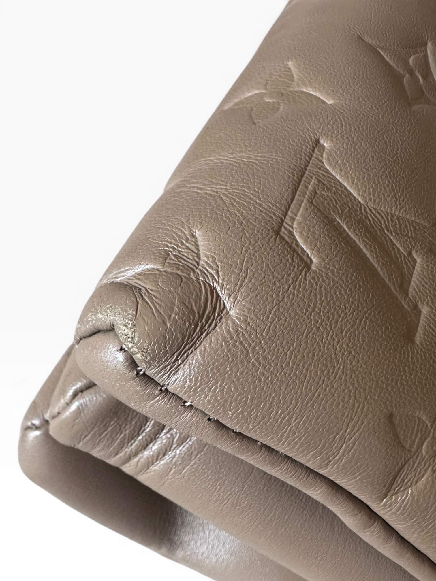 Borsa Coussin Louis Vuitton in Pelle Tortora - immagine 9