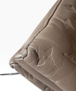 Borsa Coussin Louis Vuitton in Pelle Tortora - immagine 8