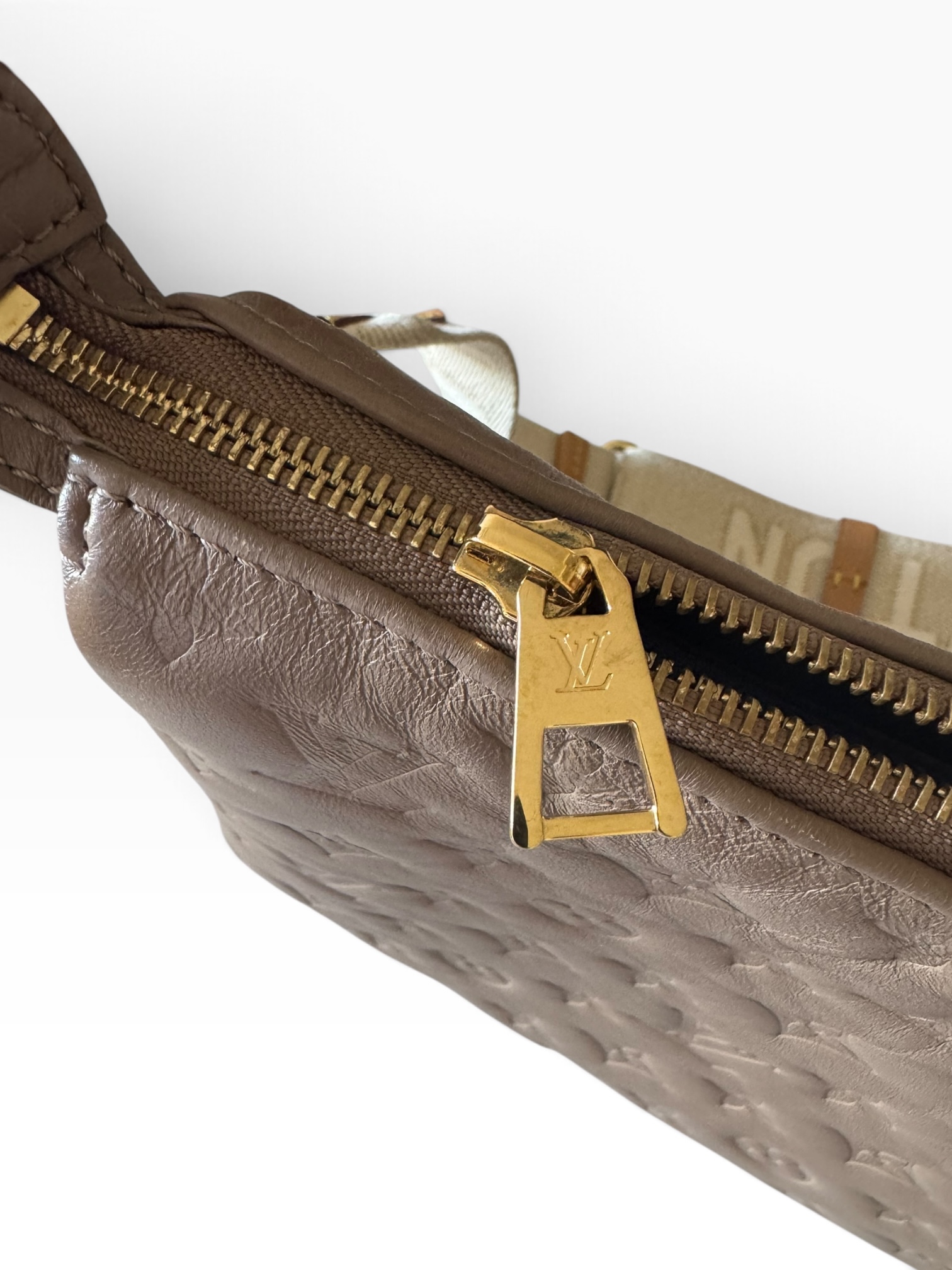 Borsa Coussin Louis Vuitton in Pelle Tortora - immagine 7