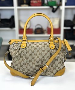 Borsa Gucci Sukey 2-Way Shoulder Bag in Tela Beige e Pelle Gialla