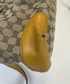Borsa Gucci Sukey 2-Way Shoulder Bag in Tela Beige e Pelle Gialla - immagine 3