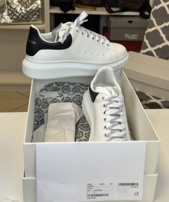 Sneakers Alexander McQueen Oversize Bianche con Dettagli Neri - immagine 10