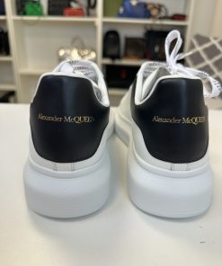 Sneakers Alexander McQueen Oversize Bianche con Dettagli Neri - immagine 9
