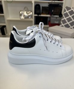 Sneakers Alexander McQueen Oversize Bianche con Dettagli Neri - immagine 11