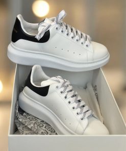 Alternative view of Sneakers Alexander McQueen Oversize Bianche con Dettagli Neri
